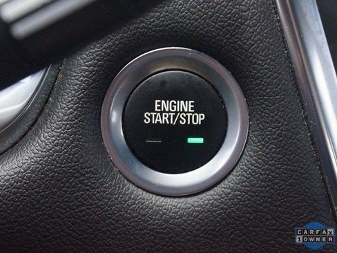 Certified 2023 Chevrolet Traverse LT w/ Rear Camera Mirror Package image 9