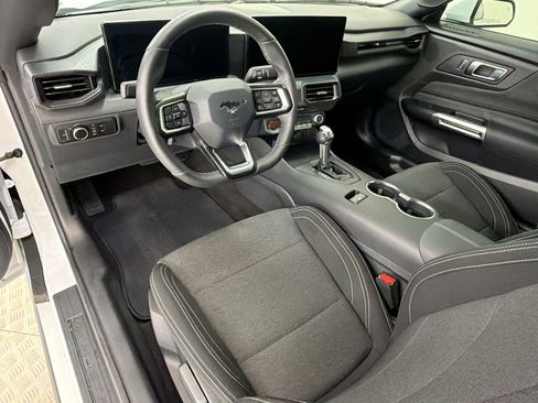 Used 2025 Ford Mustang Coupe RWD image 4