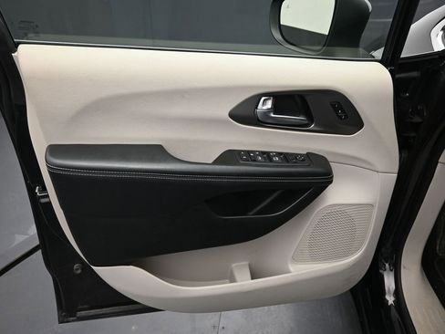 Used 2023 Chrysler Pacifica Touring-L image 16