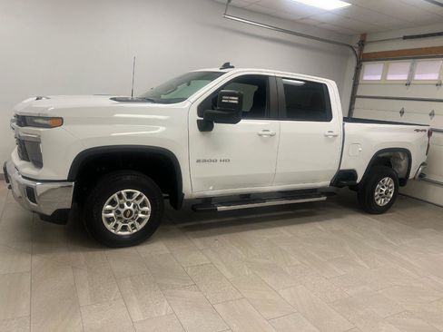 Used 2025 Chevrolet Silverado 2500 LT w/ Convenience Package AWD/4WD image 2