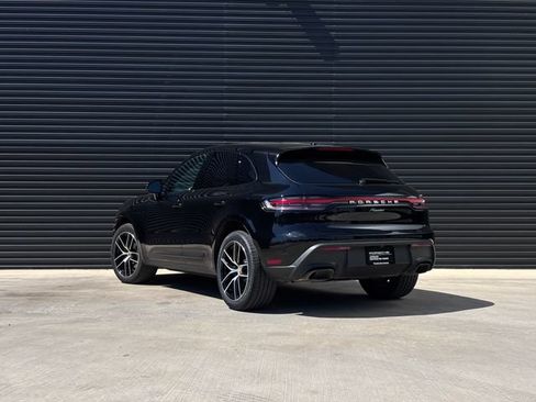 Certified 2022 Porsche Macan AWD/4WD image 3