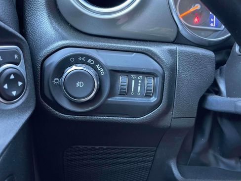 Used 2022 Jeep Wrangler Unlimited Sahara w/ Safety Group AWD/4WD image 19