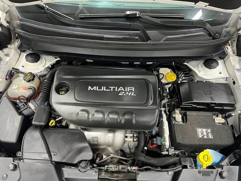 Used 2018 Jeep Cherokee Latitude Plus w/ Comfort/Convenience Group FWD image 27