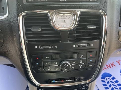 Used 2011 Chrysler Town & Country Touring-L w/ Entertainment Group #2 FWD image 27