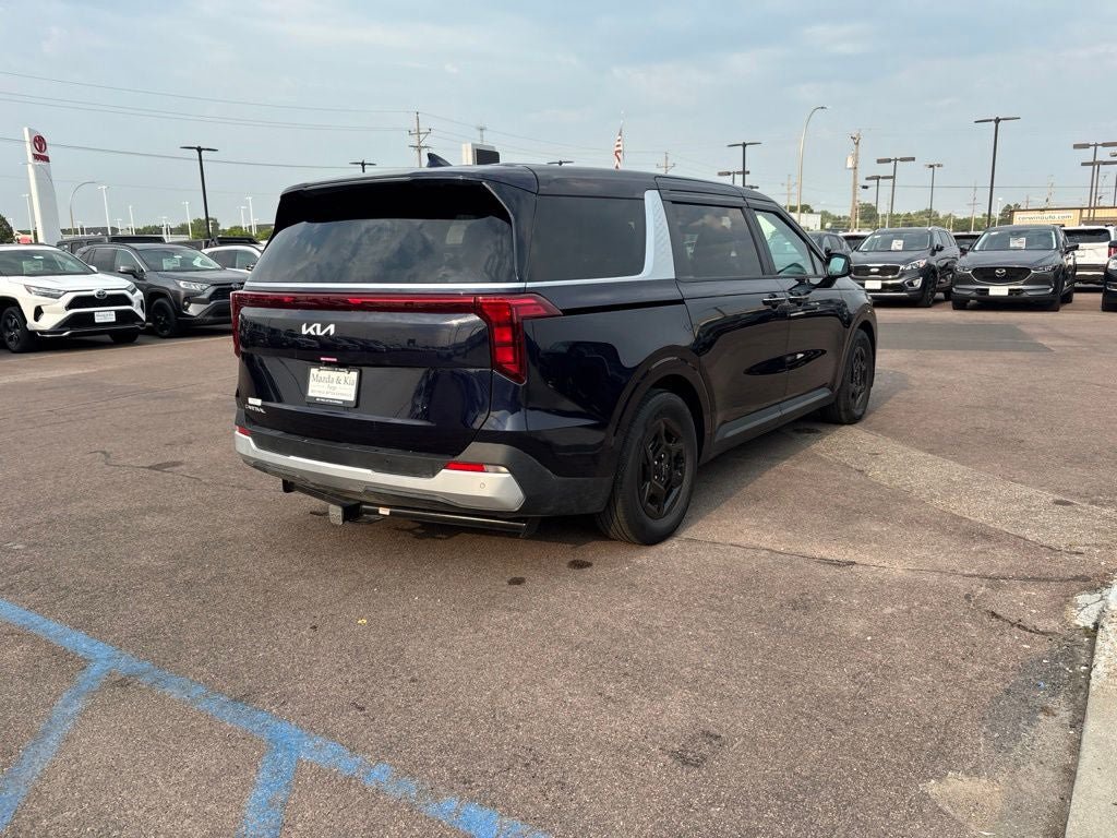 Used 2025 Kia Carnival FWD image 5