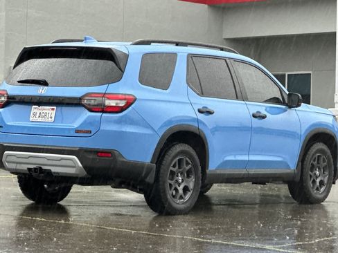 Used 2024 Honda Pilot TrailSport image 2