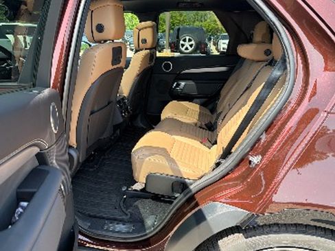 Used 2026 Land Rover Discovery Limited Edition AWD/4WD image 10