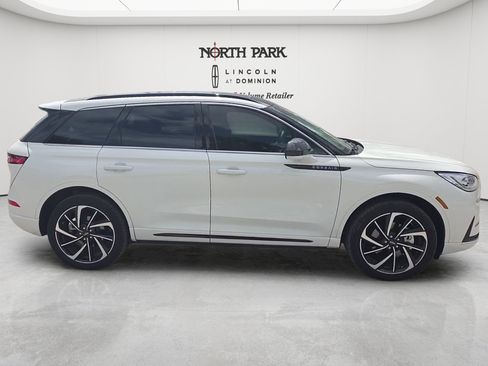 Used 2025 Lincoln Corsair Grand Touring AWD/4WD image 6