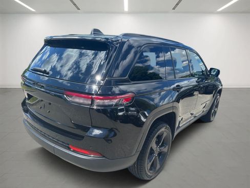 Used 2022 Jeep Grand Cherokee Altitude AWD/4WD image 6
