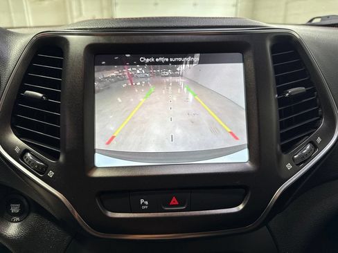 Used 2019 Jeep Cherokee Trailhawk AWD/4WD image 17