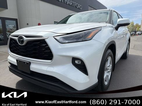 Used 2024 Toyota Highlander LE AWD/4WD image 10