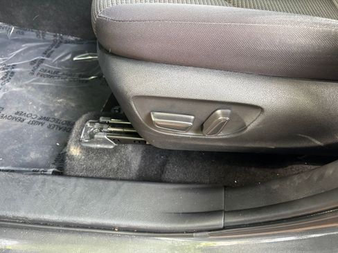 Used 2025 Toyota Highlander LE FWD image 22