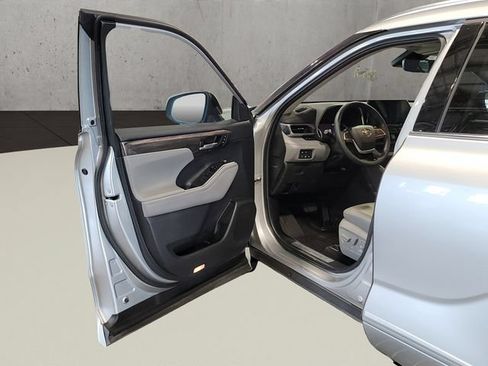 Used 2022 Toyota Highlander Limited AWD/4WD image 18