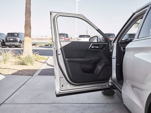 Used 2023 Mitsubishi Outlander SE image 17