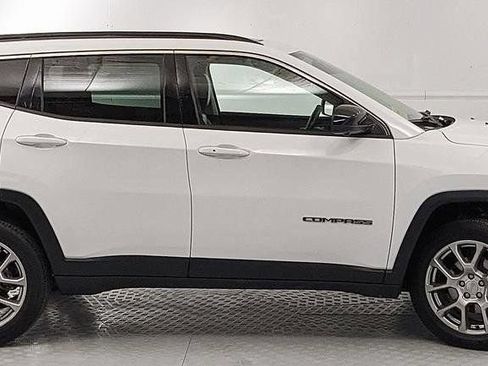 Used 2022 Jeep Compass Latitude w/ Sun and Sound Group AWD/4WD image 2