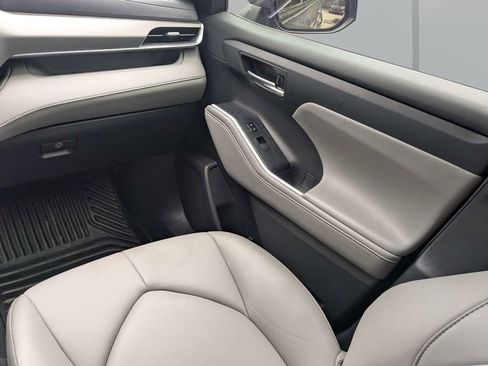 Used 2022 Toyota Highlander XLE FWD image 19