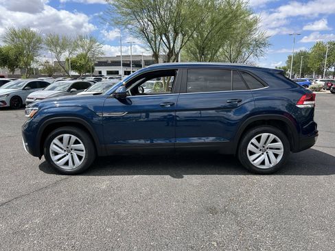 Used 2023 Volkswagen Atlas Cross Sport SE w/ Panoramic Sunroof Package FWD image 2