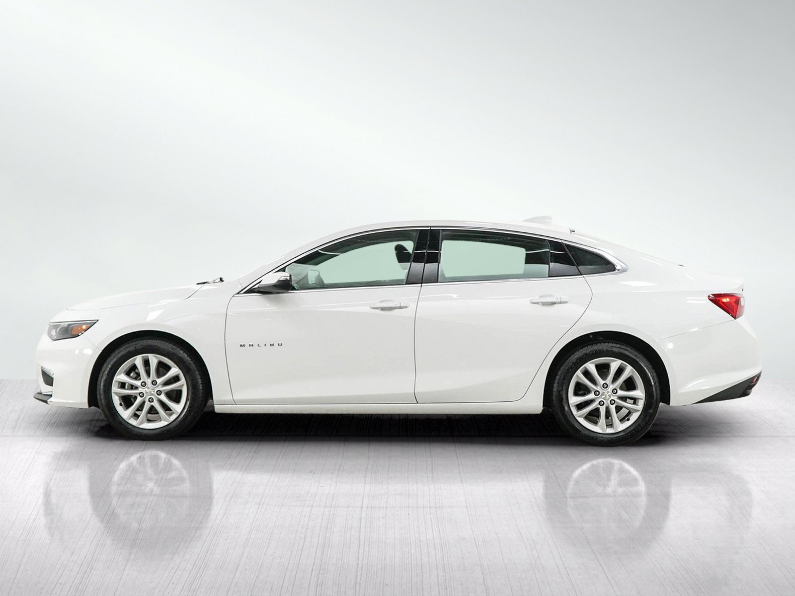 Used 2018 Chevrolet Malibu LT FWD image 2