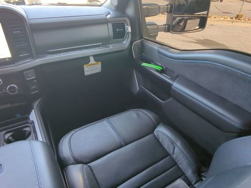 Used 2025 Ford F450 Platinum w/ FX4 Off-Road Package image 15