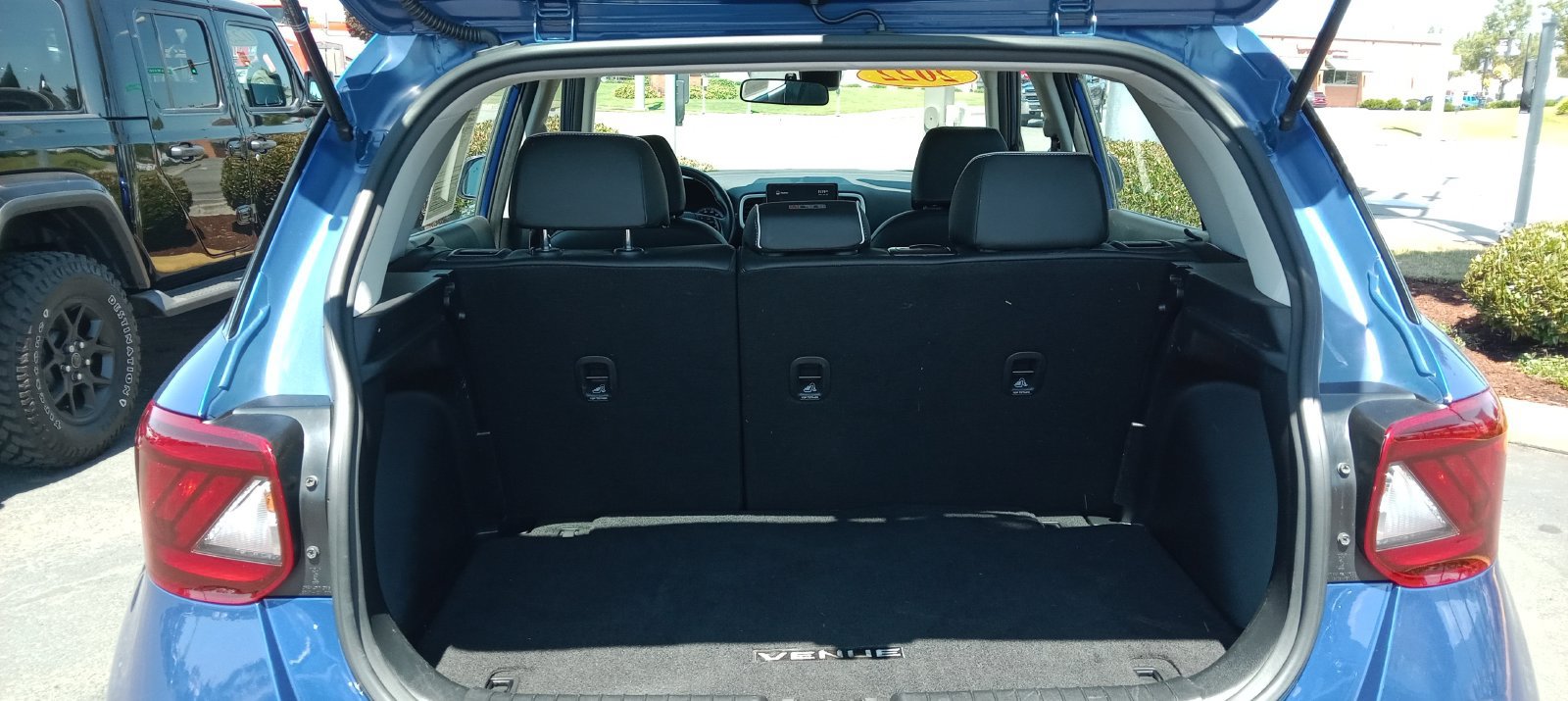Used 2022 Hyundai Venue Limited FWD image 21