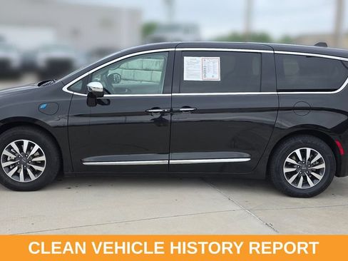 Used 2022 Chrysler Pacifica Limited FWD image 3