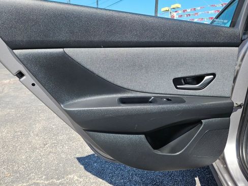 Used 2025 Hyundai Elantra Limited FWD image 18