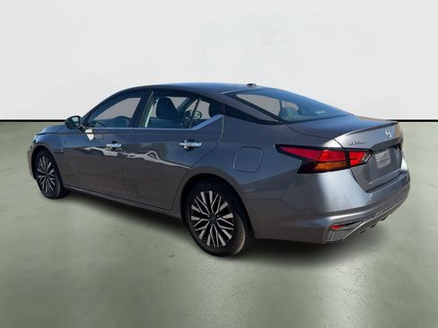 Used 2024 Nissan Altima 2.5 SV FWD image 3