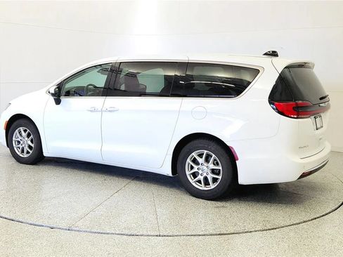 Used 2023 Chrysler Pacifica Touring-L FWD image 5