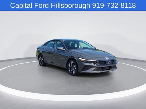 Used 2025 Hyundai Elantra SEL FWD image 2