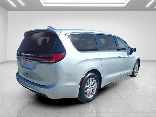 Used 2024 Chrysler Pacifica Touring-L FWD image 12