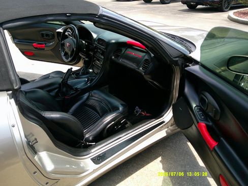 Used 2001 Chevrolet Corvette Convertible w/ Preferred Equipment Group2 RWD image 11