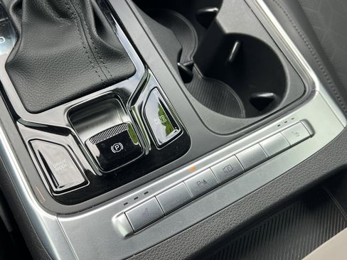 Used 2025 Kia Carnival EX FWD image 33