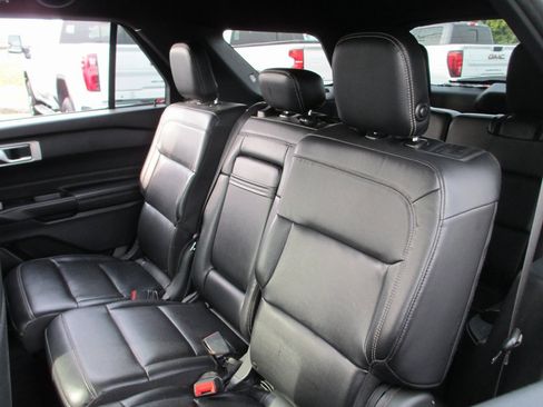 Used 2020 Ford Explorer XLT w/ Equipment Group 202A image 16