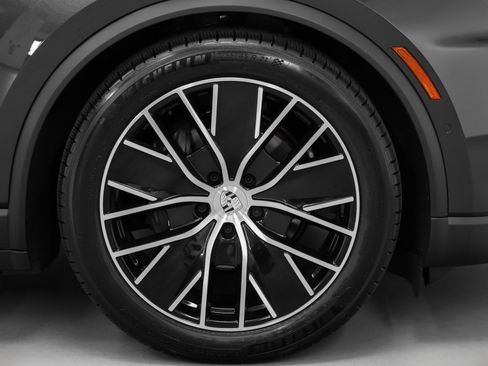 Certified 2025 Porsche Macan 4 Electric image 15