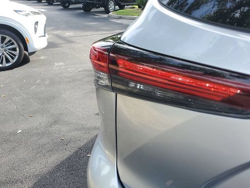 Used 2024 Toyota Highlander XLE FWD image 28
