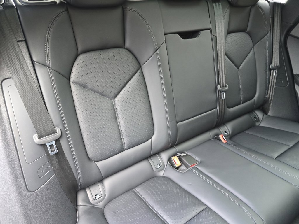 Certified 2024 Porsche Macan AWD/4WD image 39