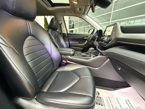 Used 2024 Toyota Highlander XLE image 9