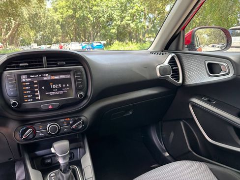 Used 2025 Kia Soul LX w/ LX Technology Package FWD image 32