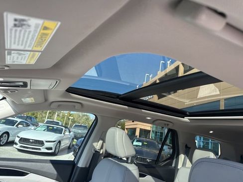 Used 2024 Honda Pilot Touring image 12