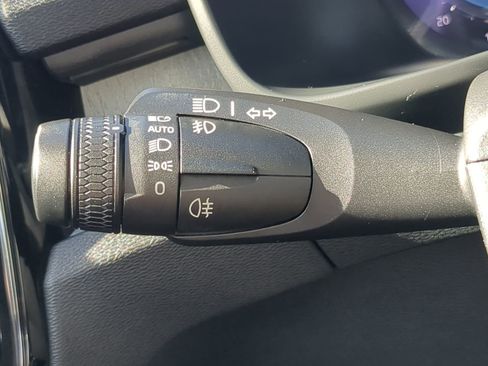 Used 2023 Volvo XC40 B5 Plus image 57