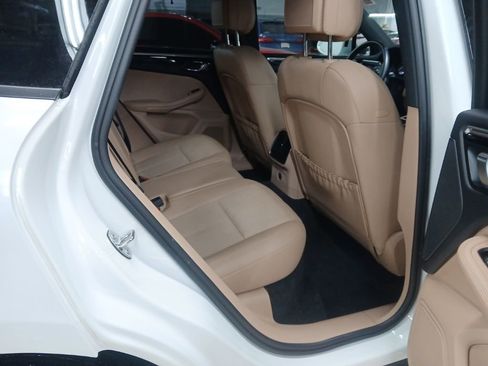 Used 2022 Porsche Macan Base image 16