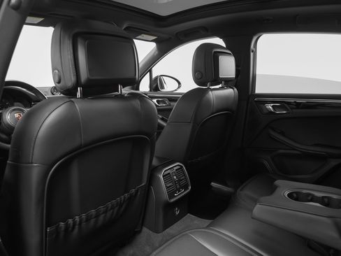 Certified 2023 Porsche Macan image 38