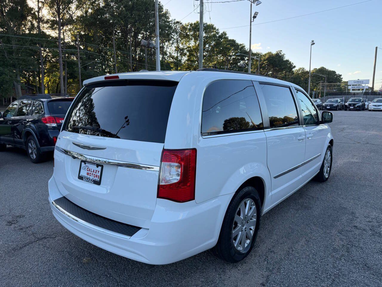 Used 2016 Chrysler Town & Country Touring FWD image 6