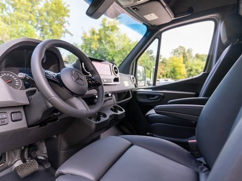 Used 2025 Mercedes-Benz Sprinter 2500 image 4