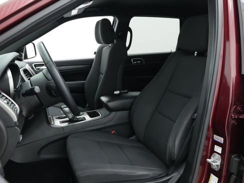 Used 2019 Jeep Grand Cherokee Laredo RWD image 19