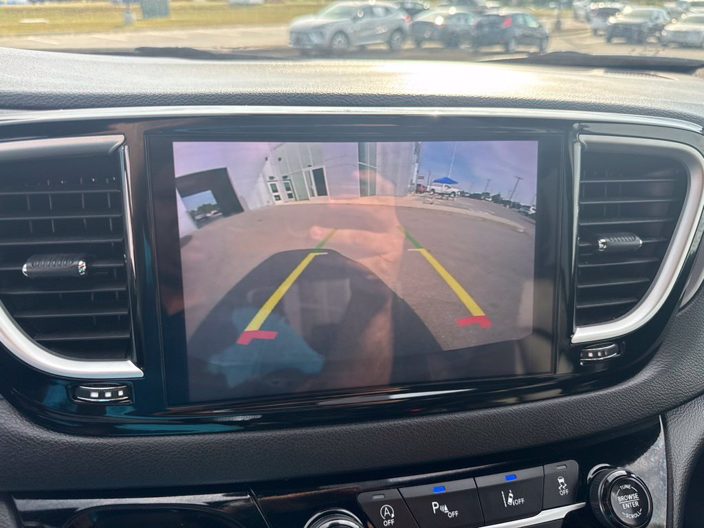 Used 2025 Chrysler Pacifica Select FWD image 25