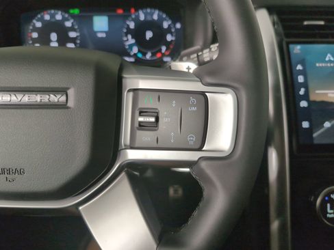 Used 2025 Land Rover Discovery Dynamic SE image 21