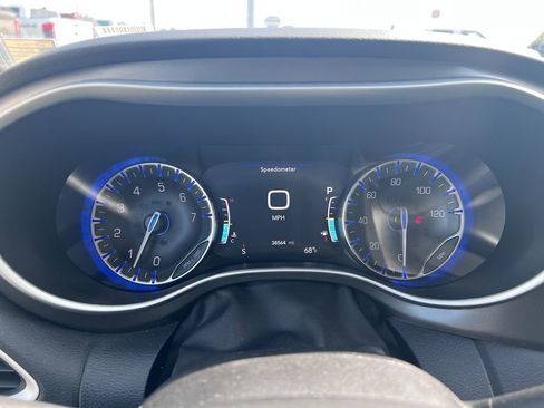 Used 2024 Chrysler Pacifica Touring-L image 26