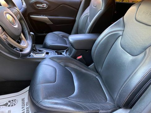 Used 2018 Jeep Cherokee Limited FWD image 32