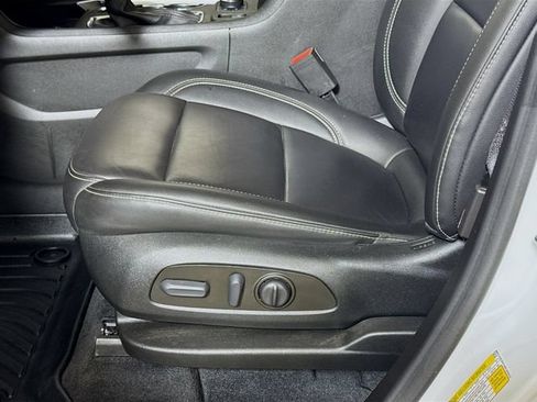 Used 2023 Chevrolet Traverse LT FWD image 16